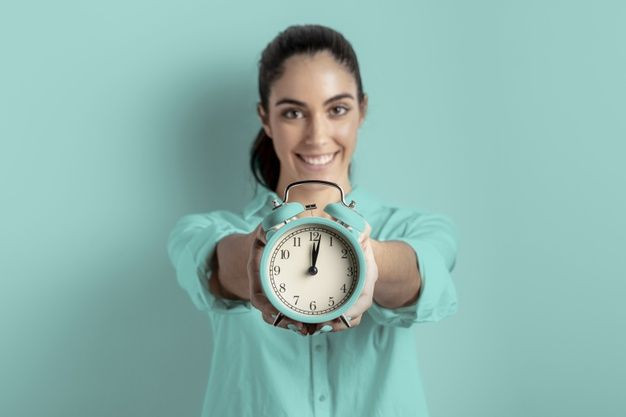 https://www.yesdok.com/visual/slideshow/front-view-smiley-woman-holding-clock_23-2148385862-article-1609651543.jpg?w=800?w=1200